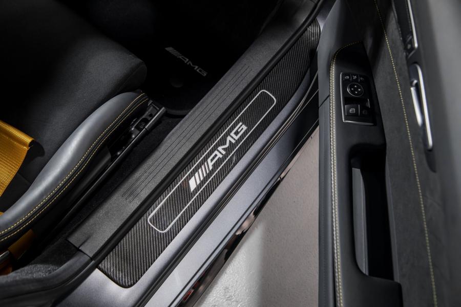 Детали интерьера Mercedes-AMG GT R (C190) 2019 года  (MY) (фото 12 из 21)